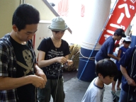 ひもを巻いていると自然と真剣な顔になってしまいます